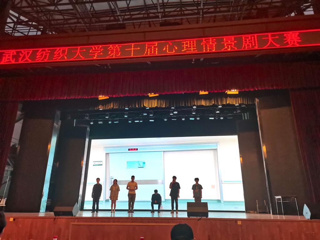 年少有为情景短剧主题,年少有为情景剧剧本